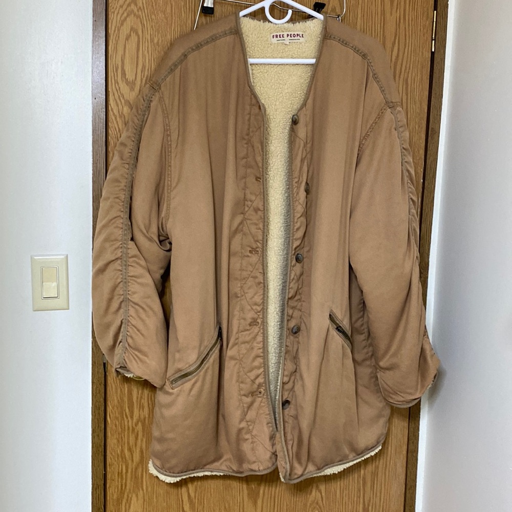 NEW PEOPLE ( EUC) COAT large loose size tan Sherpa lined button up.Clean
